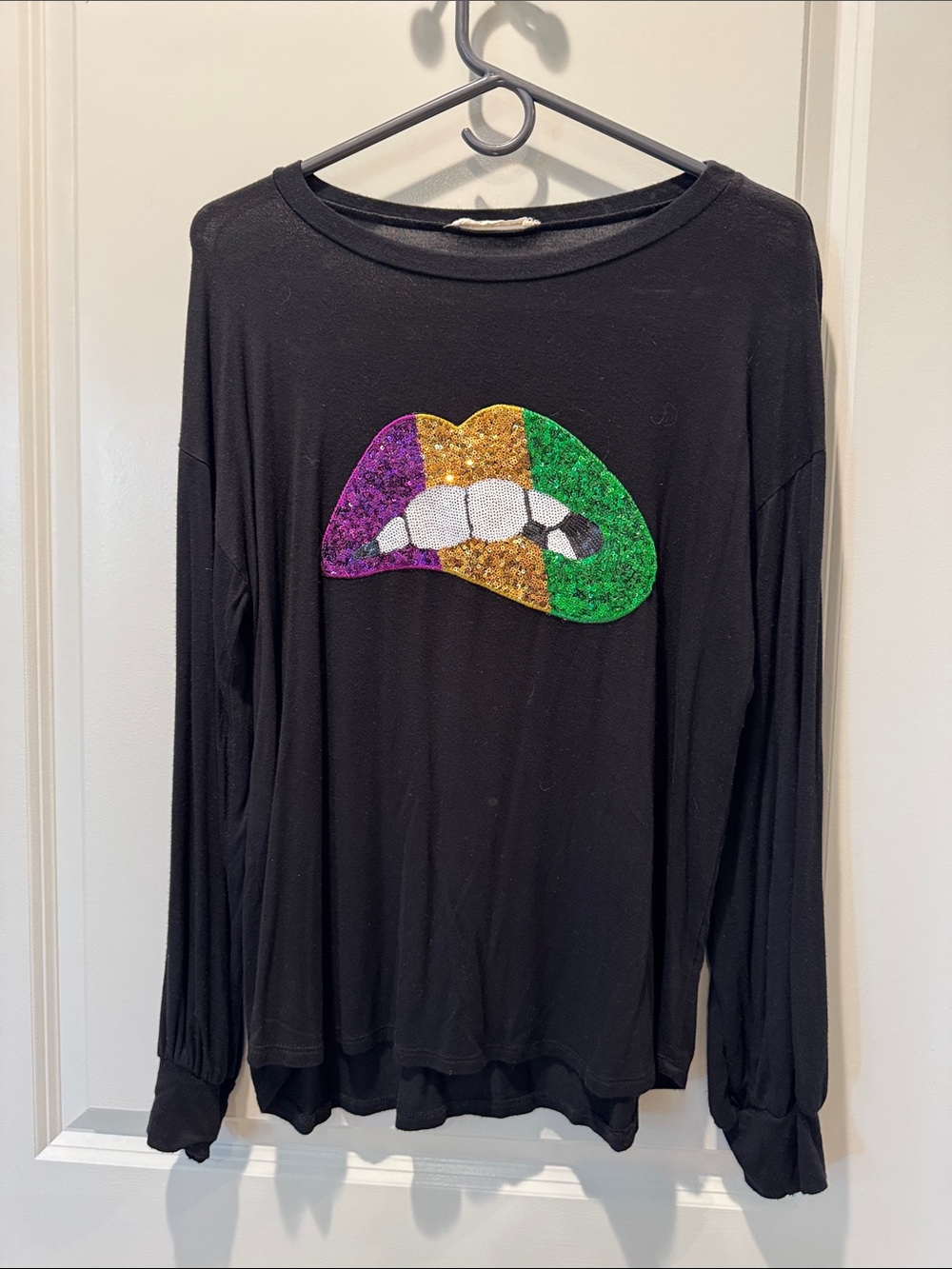 Vine & Love Black Long-Sleeve Sequin Lip Pullover